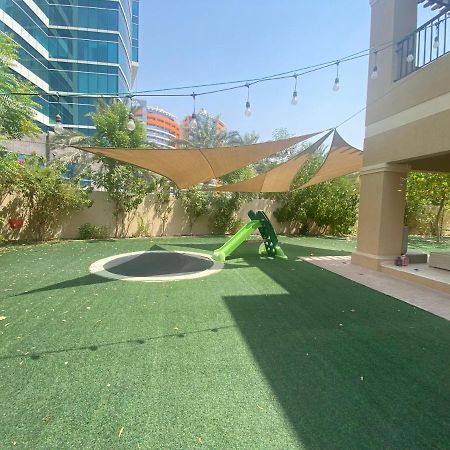 Spacious 4-Bedroom Villa, Children Friendly Dubái Exterior foto