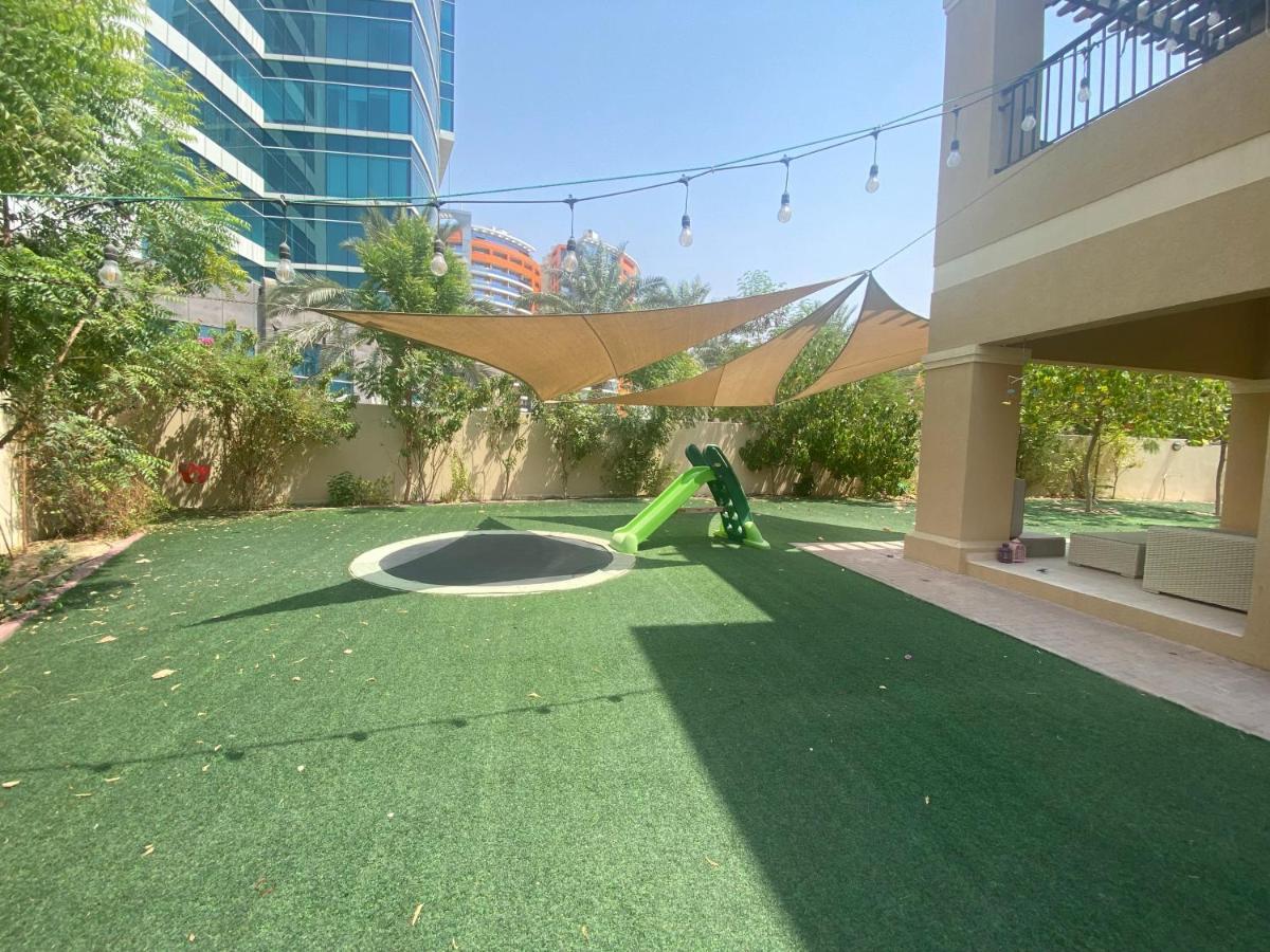 Spacious 4-Bedroom Villa, Children Friendly Dubái Exterior foto