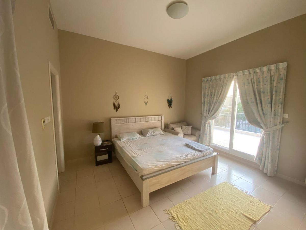 Spacious 4-Bedroom Villa, Children Friendly Dubái Exterior foto